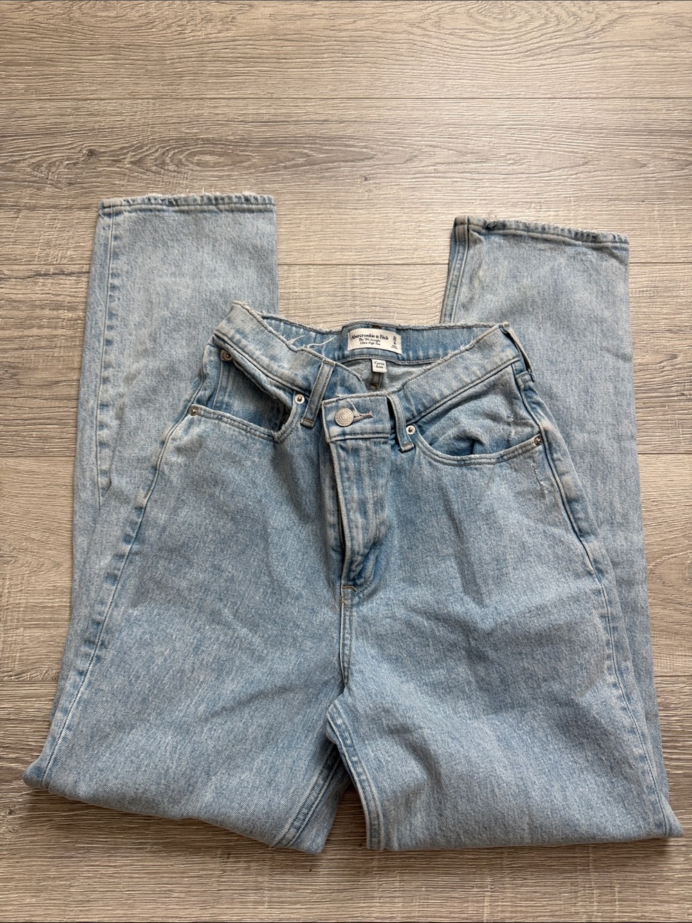 Abercrombie & Fitch 90’s Straight Leg Crossover High Rise -Light Wash Jeans